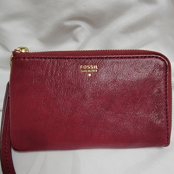 Fossil Women's Burgundy Leather Wristlet - Picture 1 of 3